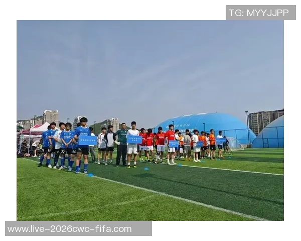 激情四溢的绿茵场上足球队入场解说带你领略比赛前的紧张氛围